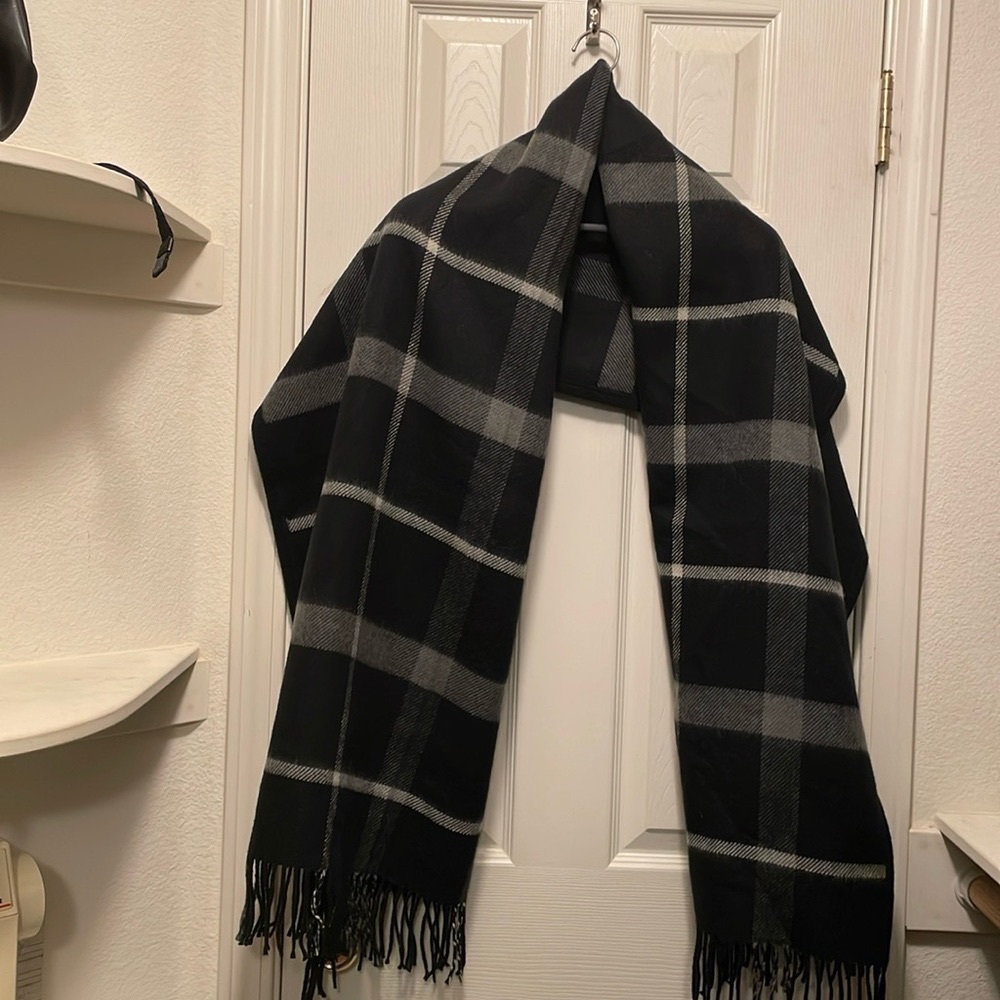 NWOT-Scarf/Wrap w/pockets